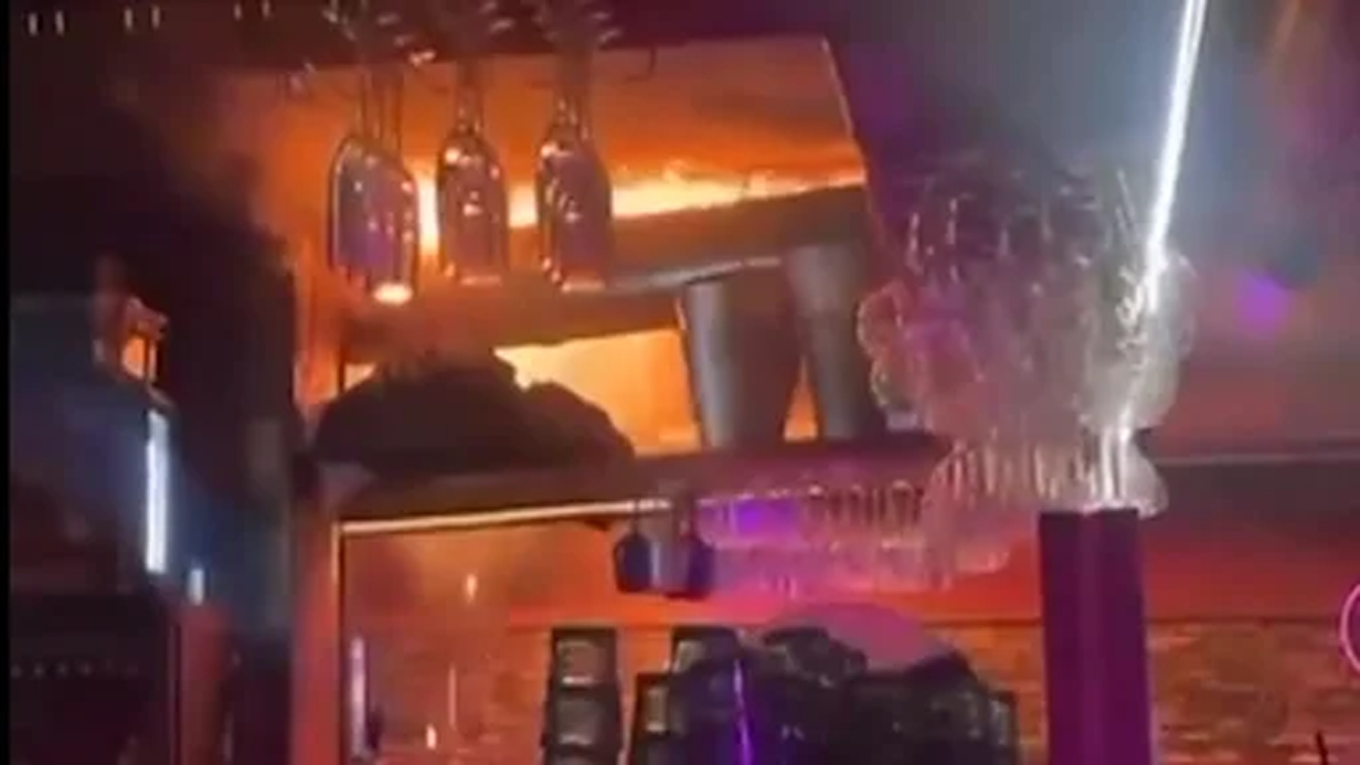 সুইজারল্যান্ডে রিসোর্টে আগুন‘আমি জানালার কাচ ভেঙে বাইরে আসার চেষ্টা করি’: প্রত্যক্ষদর্শীর বর্ণনা